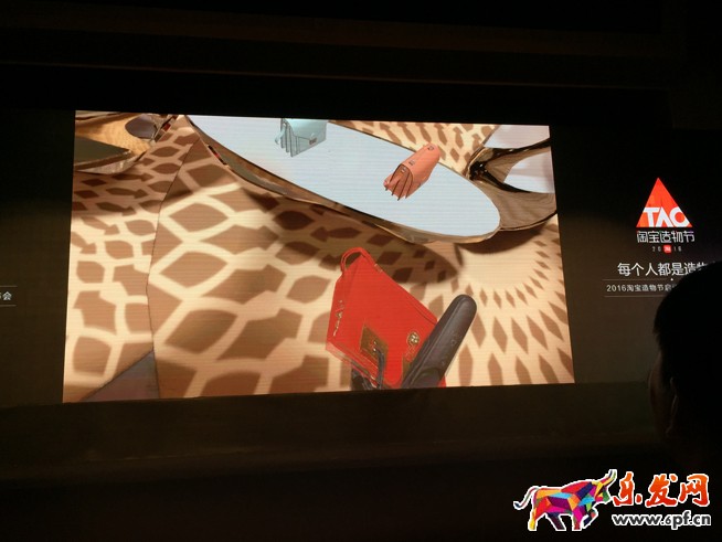 通過手柄很容易就把產(chǎn)品拿起來了